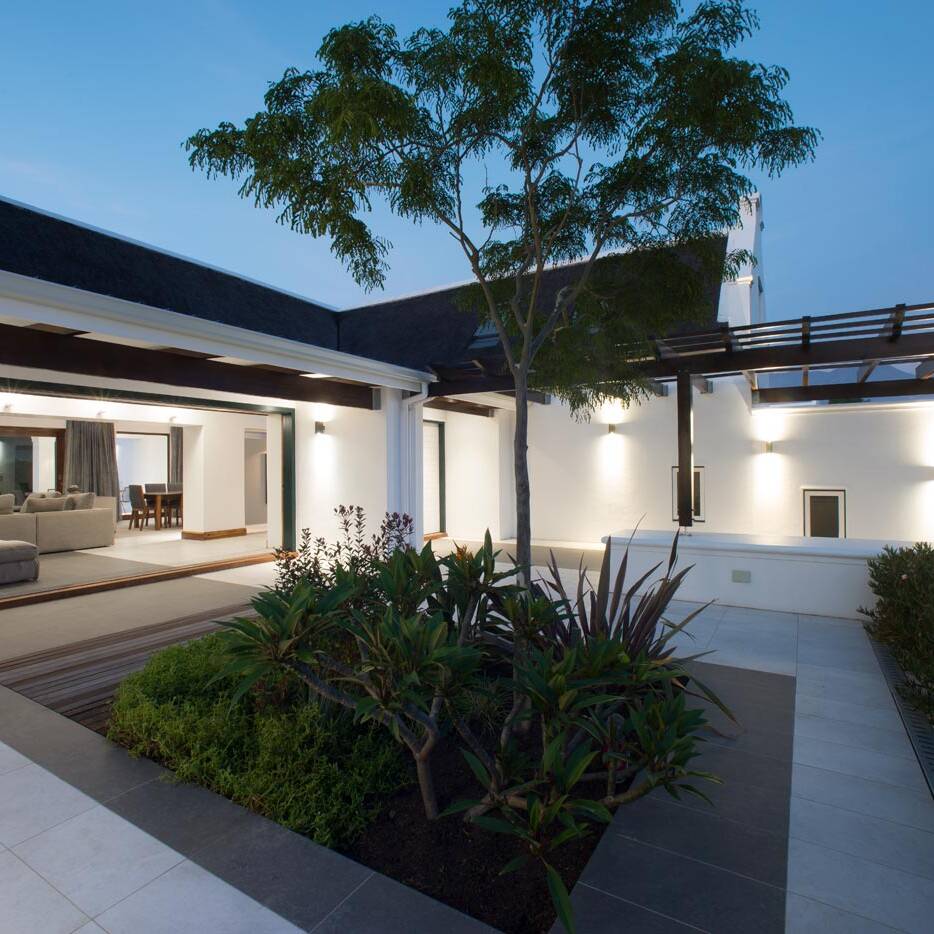 Modern courtyard by southern cape architect, FC Holm