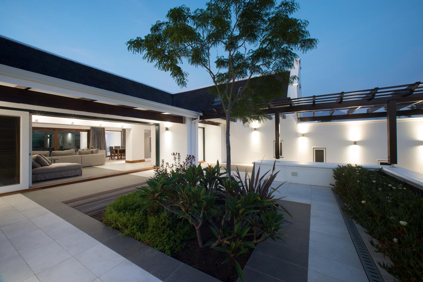 Modern courtyard by southern cape architect, FC Holm